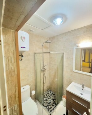 Suihku, hiustenkuivaaja, pyyhkeet