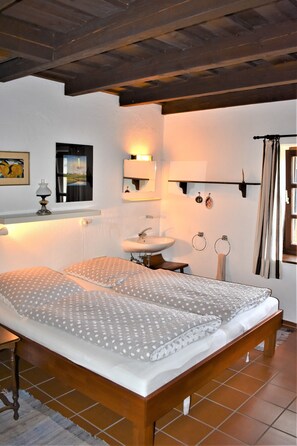 5 slaapkamers, een strijkplank/strijkijzer, beddengoed