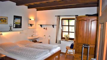 5 habitaciones, tabla de planchar con plancha y ropa de cama