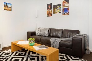 Televisión de pantalla plana, reproductor de DVD, libros y estéreo