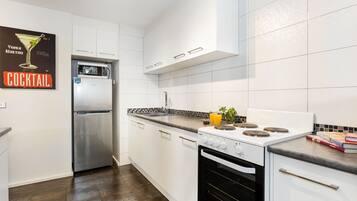 Een koelkast, een microgolfoven, een oven, een kookplaat