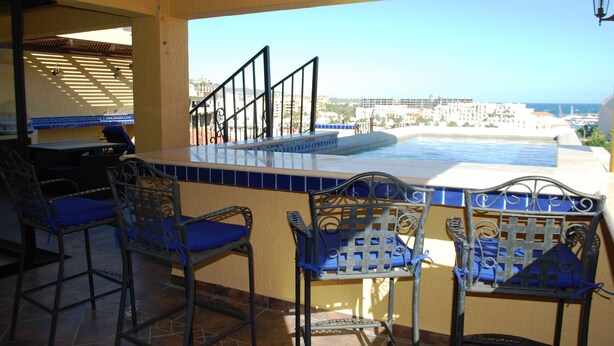 Un bar avec vue sur la ville et l’océan.