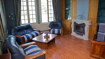 Televisie, boeken en een kantoor