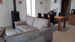 電視、DVD 播放機、乒乓球設施、音響