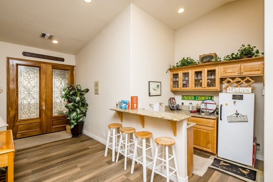 Luxury Waterfront House in the Moovalya Keys with Parking Winter Monthly avail.