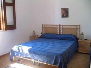 2 bedrooms, iron/ironing board, internet, bed sheets