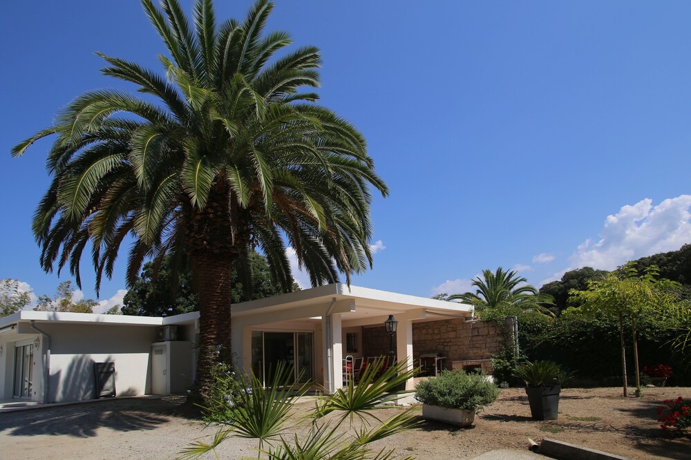 PORTICCIO, ENTIRE VILLA, 8 pers., 5 p., 4 ch, in residence. calm and green
