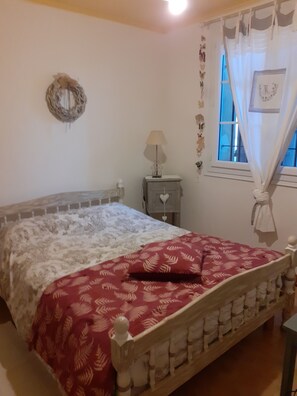 1 dormitori, planxa i posts de planxar, wifi gratuïta i roba de llit 