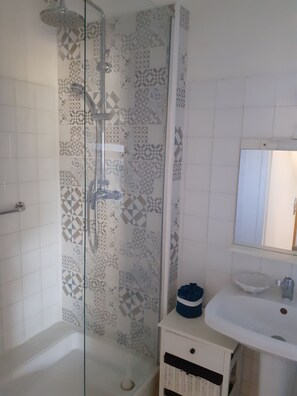 Dusche, Haartrockner, Handtücher, Toilettenpapier