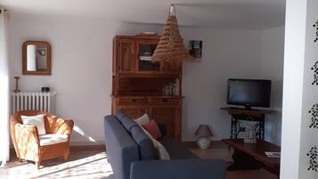 TV connectée, lecteur de DVD, livres, espaces bureaux