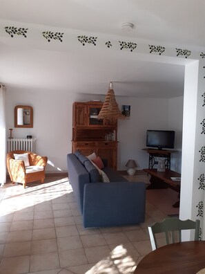 TV connectée, lecteur de DVD, livres, espaces bureaux