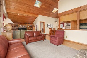 TV, fireplace, DVD player - Yosemite Crossroads (Yosemite National Park)