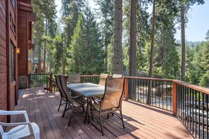 Outdoor dining - Yosemite Crossroads (Yosemite National Park)