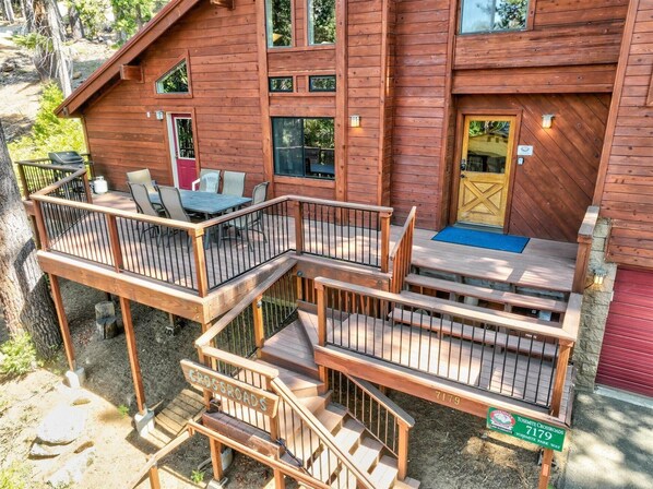 Outdoor dining - Yosemite Crossroads (Yosemite National Park)