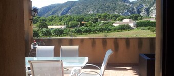 accollé à un vieux mas, appart.1er ét. (6 pl) rénové, piscine, sauna, et spa
