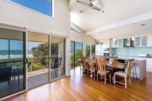 Dining - Tidemark backs on to the beautiful Diamond Beach, Ocean views at their finest (Diamond Beach)