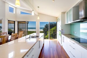 Fridge, microwave, oven, stovetop - Tidemark backs on to the beautiful Diamond Beach, Ocean views at their finest (Diamond Beach)