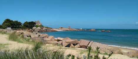 På stranden