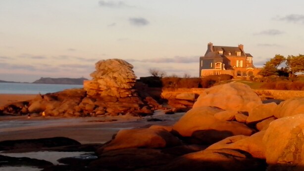 A coastal house with a stone wall and large boulders in the foreground. - House 2-7 people, 150m from the beach Tregastel White Strike, Near Perros-Guirec (Trégastel)