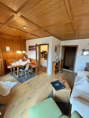 Fernseher, DVD-Player, Tischfußball, Tischtennisplatte