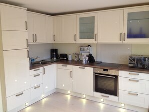 Jääkaappi, mikroaaltouuni, uuni, liesi