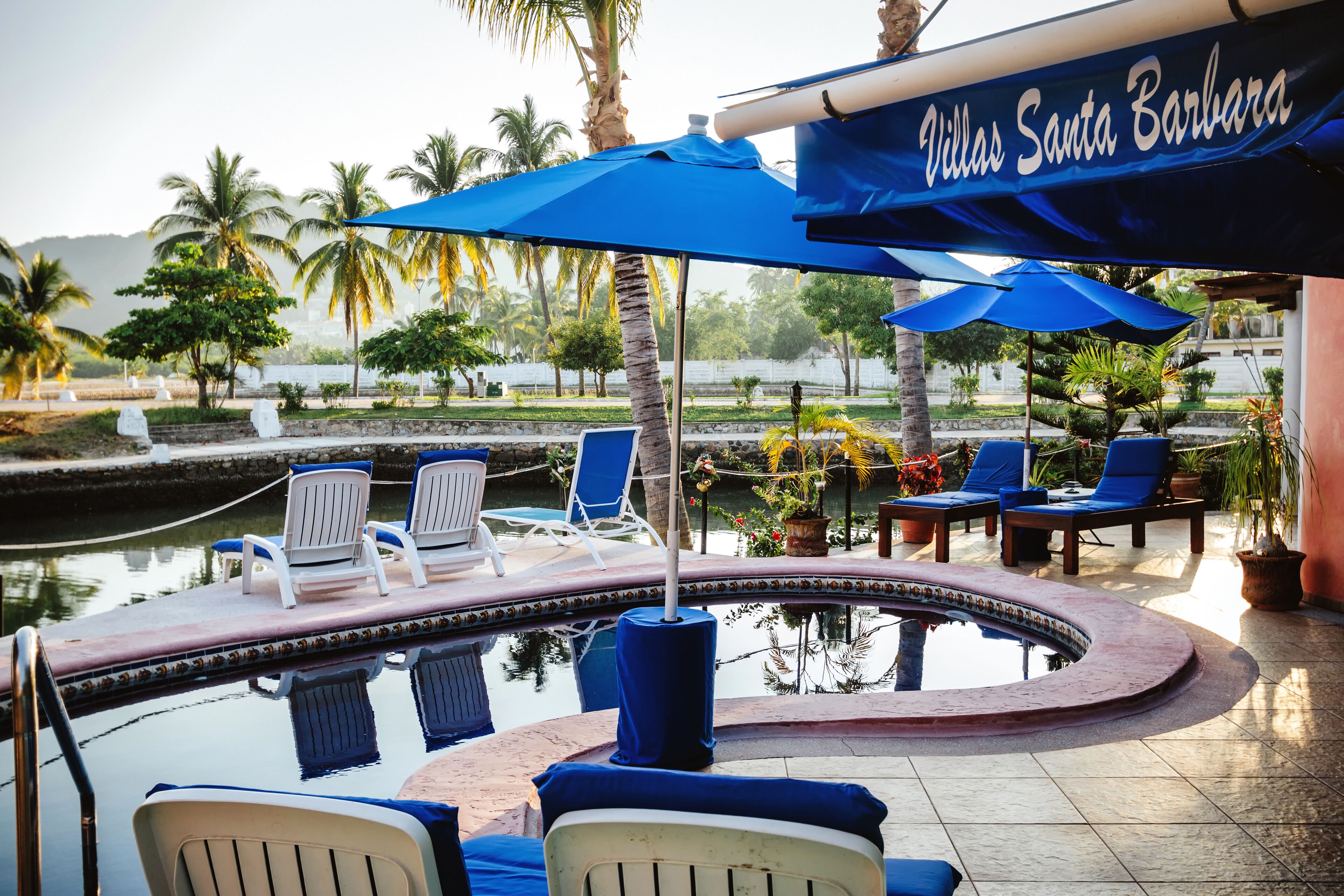 Beautiful Waterfront deluxe  Private suite with pool  in upscale Barra