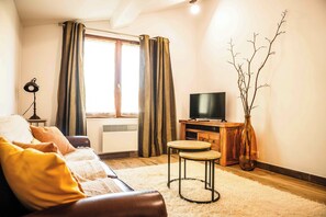 Televisión, reproductor de DVD y tenis de mesa 