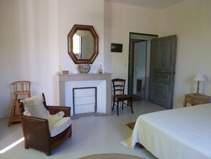 3 sovrum, skrivbord, strykjärn/strykbräda och resesäng