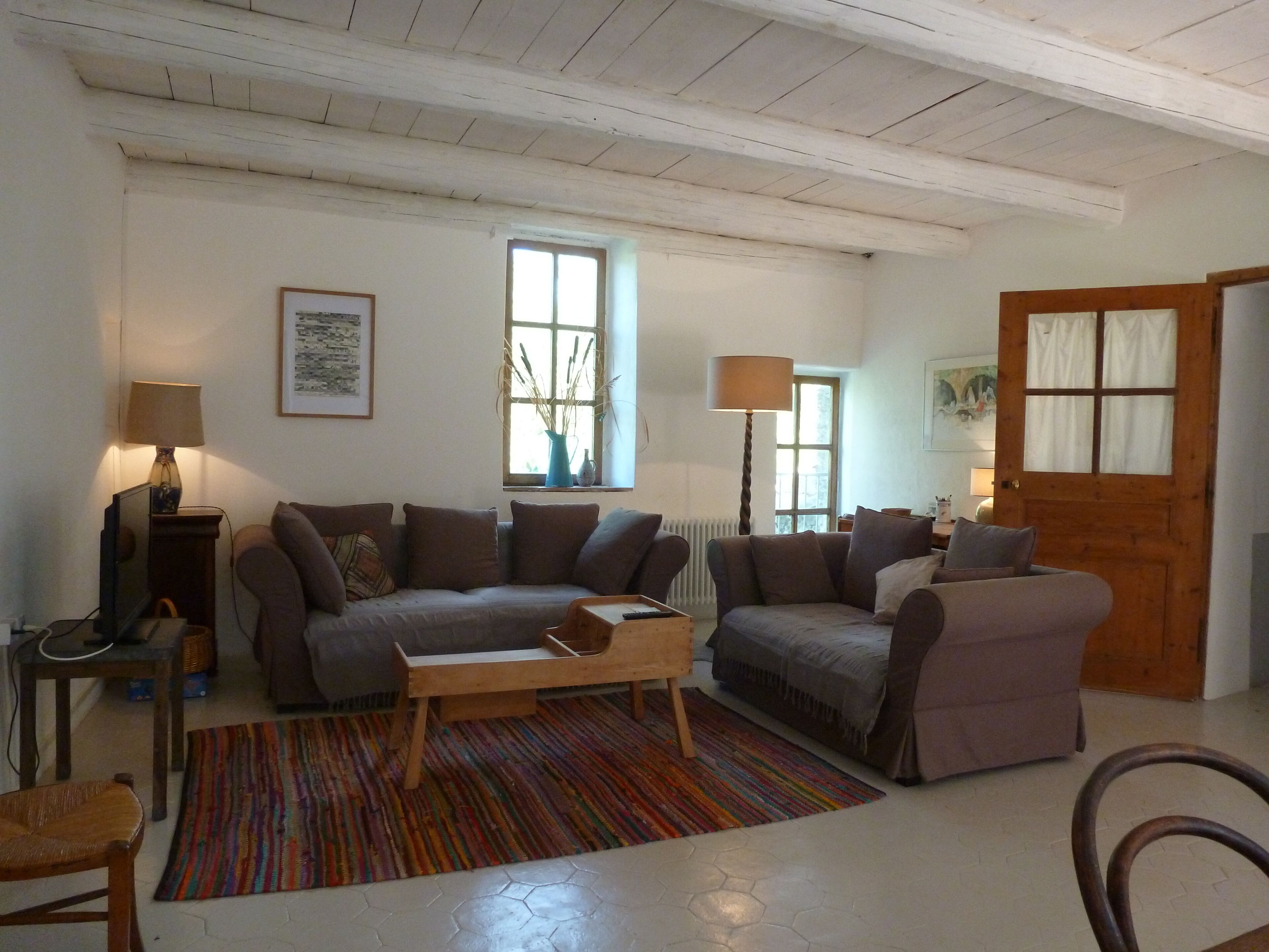 Télévision, table de tennis de table, livres, espaces bureaux