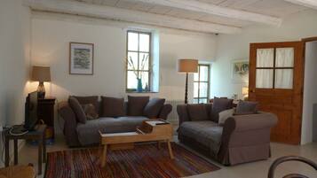 Télévision, table de tennis de table, livres, espaces bureaux