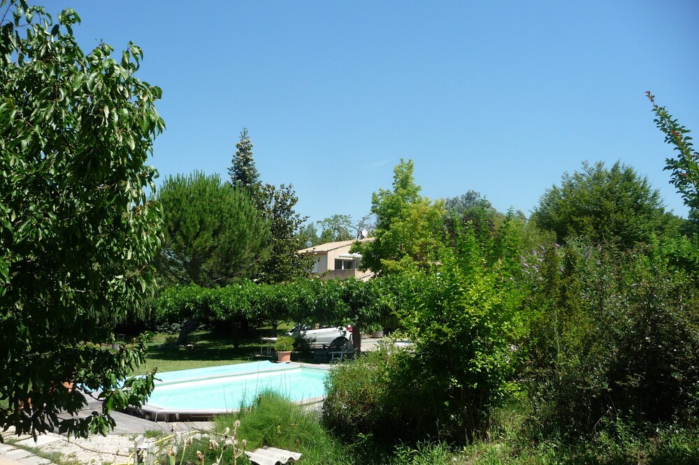 Furnished T2 (3 stars) with terrace and pool in the Luberon Côté Sud.
