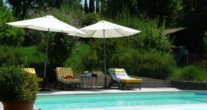 Meublé T2 (2 étoiles) avec terrasse et piscine dans le Luberon CÎté Sud.