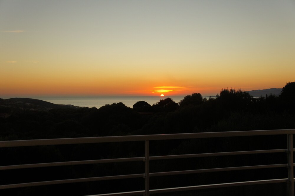 PROPRIANO VILLA, SEA VIEW, 4 BEDROOMS, 4 BATHROOMS, LARGE GARDEN, PRIVATE POOL,