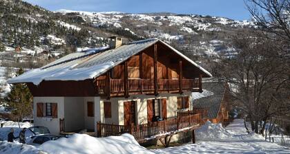 Appartement dans chalet - Pied des pistes. Situé à Villeneuve La Salle.