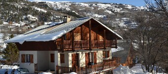 Appartement dans chalet - Pied des pistes. Situé à Villeneuve La Salle.