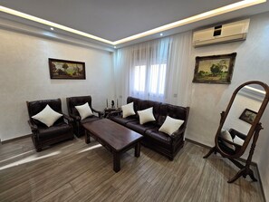 Een televisie, een dvd-speler, boeken en een stereo