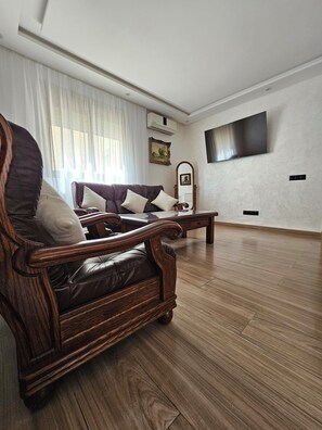 TV, DVD player, books, stereo - Comfortable three-room apartment with parking (Agadir)