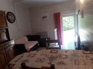 Smart-tv, dvd-spelare, böcker och en stereo