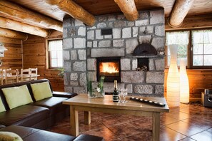 Télévision, cheminée, lecteur de DVD, table de tennis de table