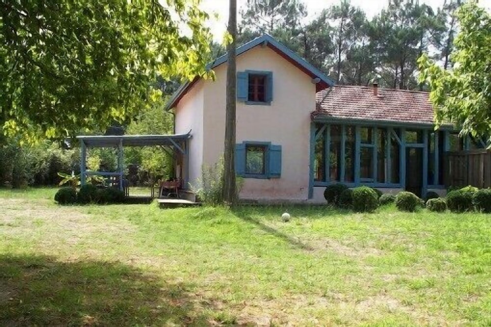 Renovated Landaise house in a wooded park. Optional bedroom walkway.