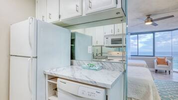 Geladeira, micro-ondas, fogão, cooktop