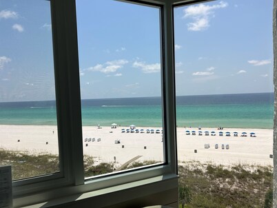 Affordable Cozy Beachfront! Free Beach Chair Service!