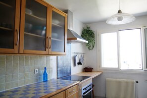 Geladeira, micro-ondas, fogão, cooktop