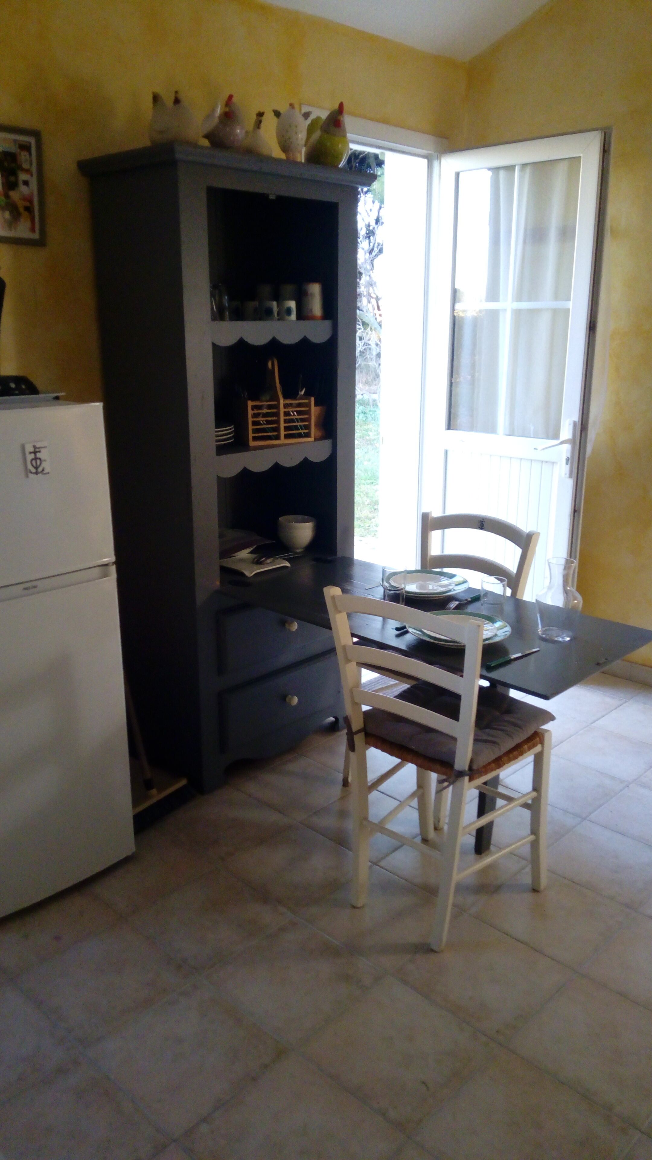 Hut 'camargaise' in border of pine forest: weekly or in the weekend