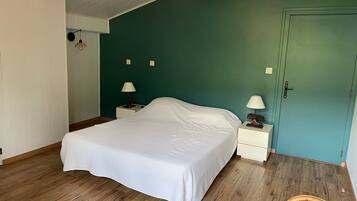 6 Schlafzimmer, Bügeleisen/Bügelbrett, kostenloses WLAN