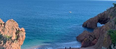 Una spiaggia nelle vicinanze