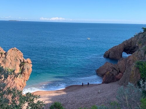  STUDIO TÄYSIN LÄÄKEMUOTO 28m2 terassi 22m2 PANORAMA MEREMAATTI / ESTERELIN MASSIF