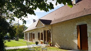 Outdoor dining - Traditional farmhouse from the 18th century, renovated with pool, near Issigeac (ISSIGEAC)