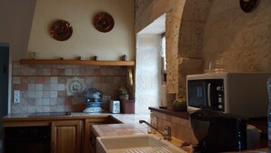 Coffee/tea maker, fridge, microwave, oven - Traditional farmhouse from the 18th century, renovated with pool, near Issigeac (ISSIGEAC)