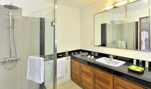 Baignoire, articles de toilette gratuits, sèche-cheveux